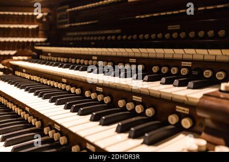 Pipe Orgel Keyboard Controls close up vintage Stil in englisch Stockfoto