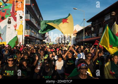 Demonstranten marschieren am 26. Oktober 2017 in Cayenne, Französisch-Guayana, während eines offiziellen Besuchs des französischen Präsidenten Emmanuel Macron. Foto von Eliot Blondt/ABACAPRESS.COM Stockfoto