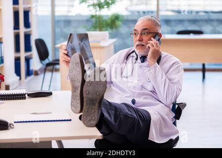 Alter männlicher Arzt Radiologe, der in der Klinik arbeitet Stockfoto