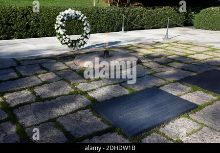 Ein Kranz wird am Grab von Präsident John F. Kennedy auf dem Arlington National Cemetery in Arlington, Virginia, am 27. Oktober 2017 gesehen. Nach fast 54 Jahren der Spekulation und Verschwörung, hat das US National Archive fast dreitausend zuvor streng geheime Dokumente, die ein Licht auf John F KennedyâÂ € Â™s Ermordung leuchten veröffentlicht. Foto von Olivier Douliery/Abaca Press Stockfoto