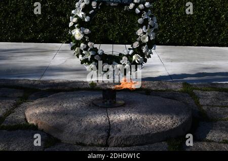 Ein Kranz wird am Grab von Präsident John F. Kennedy auf dem Arlington National Cemetery in Arlington, Virginia, am 27. Oktober 2017 gesehen. Nach fast 54 Jahren der Spekulation und Verschwörung, hat das US National Archive fast dreitausend zuvor streng geheime Dokumente, die ein Licht auf John F KennedyâÂ € Â™s Ermordung leuchten veröffentlicht. Foto von Olivier Douliery/Abaca Press Stockfoto