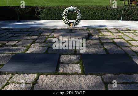 Ein Kranz wird am Grab von Präsident John F. Kennedy auf dem Arlington National Cemetery in Arlington, Virginia, am 27. Oktober 2017 gesehen. Nach fast 54 Jahren der Spekulation und Verschwörung, hat das US National Archive fast dreitausend zuvor streng geheime Dokumente, die ein Licht auf John F KennedyâÂ € Â™s Ermordung leuchten veröffentlicht. Foto von Olivier Douliery/Abaca Press Stockfoto