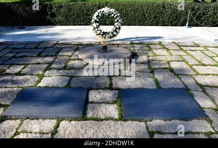 Ein Kranz wird am Grab von Präsident John F. Kennedy auf dem Arlington National Cemetery in Arlington, Virginia, am 27. Oktober 2017 gesehen. Nach fast 54 Jahren der Spekulation und Verschwörung, hat das US National Archive fast dreitausend zuvor streng geheime Dokumente, die ein Licht auf John F KennedyâÂ € Â™s Ermordung leuchten veröffentlicht. Foto von Olivier Douliery/Abaca Press Stockfoto