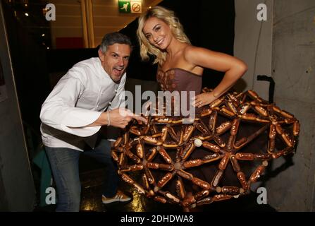 Christophe Adam et Priscilla Betti Backstage lors du defile d’ouverture du 23e Salon du Chocolat a la Porte de Versailles a Paris, France, le 27 octobre 2017. Foto von Jerome Domine/ABACAPRESS.COM Stockfoto