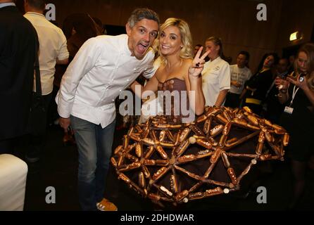 Christophe Adam et Priscilla Betti Backstage lors du defile d’ouverture du 23e Salon du Chocolat a la Porte de Versailles a Paris, France, le 27 octobre 2017. Foto von Jerome Domine/ABACAPRESS.COM Stockfoto