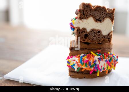 Regenbogen streut auf hausgemachten Ice Cream Sandwich aus Schokoladenwaffeln Stockfoto