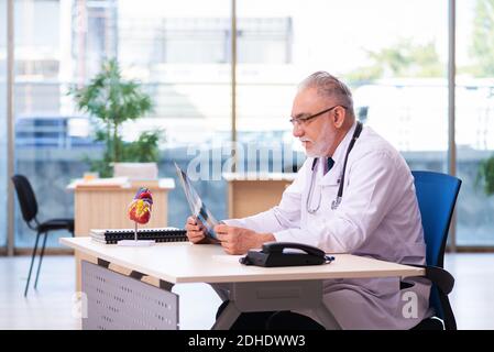 Alter männlicher Arzt Radiologe, der in der Klinik arbeitet Stockfoto