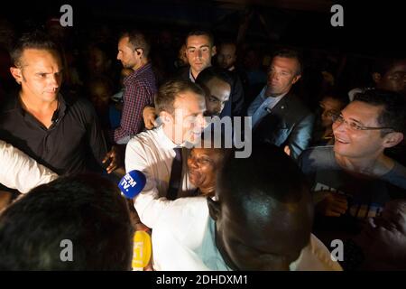Der französische Präsident Emmanuel Macron umarmt eine Frau bei einem Besuch im Stadtteil Cogneau Lamirande in Matoury, Französisch-Guayana, 27. Oktober 2017. Foto von Ronan Lietar/Pool/ABACAPRESS.COM Stockfoto