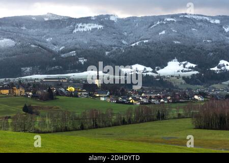 Kleines schönes österreichisches Dorf umgeben von Bergen in Ennstal, Steiermark, Österreich Stockfoto