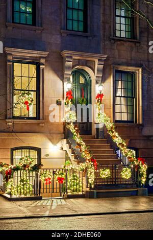 New York Townhouse Weihnachtsdekorationen Stockfoto