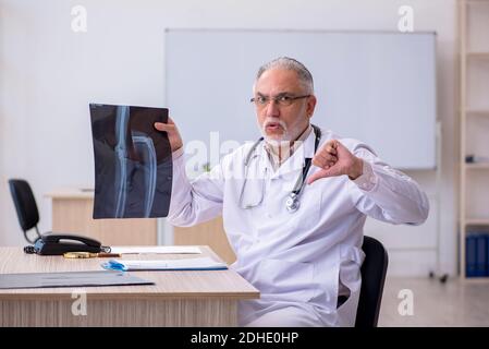 Alter männlicher Arzt Radiologe, der in der Klinik arbeitet Stockfoto