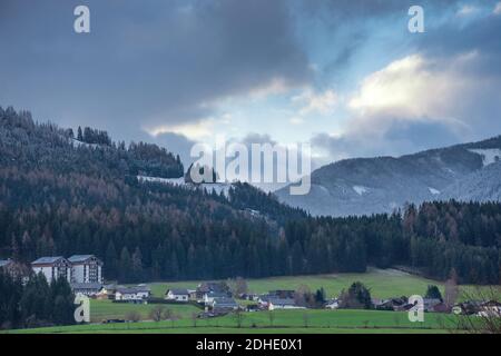 Kleines schönes österreichisches Dorf umgeben von Bergen in Ennstal, Steiermark, Österreich Stockfoto