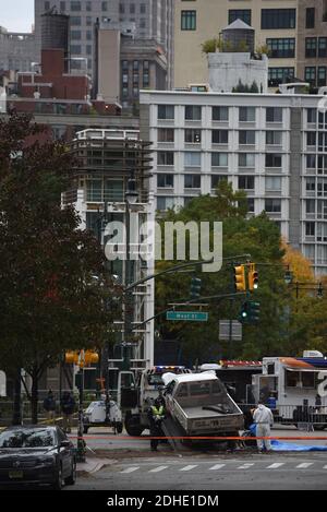 Das abgestürzte Fahrzeug, das bei einem Terroranschlag verwendet wird, wird am Tag nach dem Ereignis am 1. November 2017 in New York City von der Szene in Lower Manhattan wegbewegt. Acht Menschen wurden am Dienstagnachmittag getötet und 12 verletzt, als der verdächtige 29-jährige Sayfullo Saipov absichtlich einen Lastwagen auf einen Radweg in Lower Manhattan fuhr. Foto von ABACAPRESS.COM Stockfoto