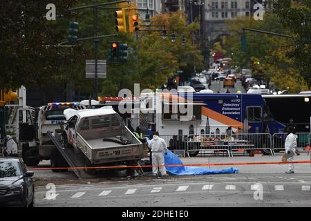 Das abgestürzte Fahrzeug, das bei einem Terroranschlag verwendet wird, wird am Tag nach dem Ereignis am 1. November 2017 in New York City von der Szene in Lower Manhattan wegbewegt. Acht Menschen wurden am Dienstagnachmittag getötet und 12 verletzt, als der verdächtige 29-jährige Sayfullo Saipov absichtlich einen Lastwagen auf einen Radweg in Lower Manhattan fuhr. Foto von ABACAPRESS.COM Stockfoto