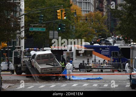 Das abgestürzte Fahrzeug, das bei einem Terroranschlag verwendet wird, wird am Tag nach dem Ereignis am 1. November 2017 in New York City von der Szene in Lower Manhattan wegbewegt. Acht Menschen wurden am Dienstagnachmittag getötet und 12 verletzt, als der verdächtige 29-jährige Sayfullo Saipov absichtlich einen Lastwagen auf einen Radweg in Lower Manhattan fuhr. Foto von ABACAPRESS.COM Stockfoto