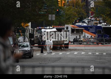 Das abgestürzte Fahrzeug, das bei einem Terroranschlag verwendet wird, wird am Tag nach dem Ereignis am 1. November 2017 in New York City von der Szene in Lower Manhattan wegbewegt. Acht Menschen wurden am Dienstagnachmittag getötet und 12 verletzt, als der verdächtige 29-jährige Sayfullo Saipov absichtlich einen Lastwagen auf einen Radweg in Lower Manhattan fuhr. Foto von ABACAPRESS.COM Stockfoto