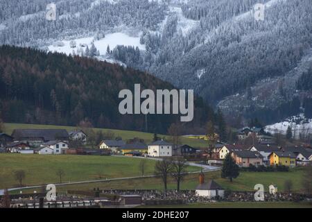 Kleines schönes österreichisches Dorf umgeben von Bergen in Ennstal, Steiermark, Österreich Stockfoto