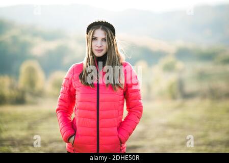 Schöne Blonde Frau Mit Blauen Augen Stockfoto