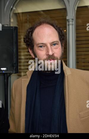 Der französische Schriftsteller Olivier Guez wurde für sein Buch "das Verschwinden von Josef Mengele" am 6. November 2017 im Restaurant Drouant in Paris, Frankreich, mit dem Renaudot-Preis ausgezeichnet. Foto von Alban Wyters /ABACAPRESS.COM Stockfoto