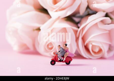 Eine kreative Aufnahme von Valentinstag romantischen Puppenpaar auf Ein Motorrad Stockfoto