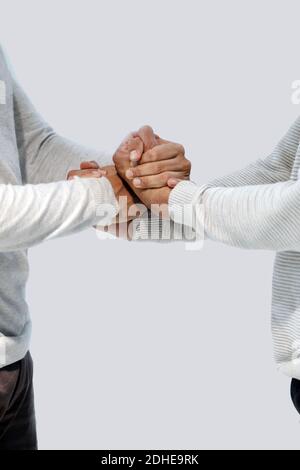 Zwei tanzende Jungen halten sich die Hände gegenüber Stockfoto