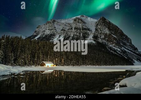 Aurora Am Lake Louise Bootshaus Im Winter In Den Kanadischen Rockies Stockfoto