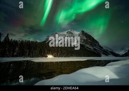 Aurora Borealis Am Lake Louise Im Winter In Banff National Parken Stockfoto