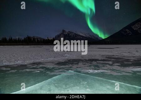 Mount Rundle Unter Den Nordlichtern In Banff Alberta Stockfoto
