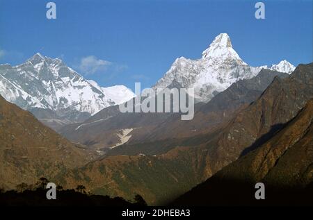 NEPAL in der Nähe des Namche Bazaar -- Dez 2005 -- die Schneelinie auf 4,300 Metern...eine Szene, die normalerweise Mitte Dezember mit Schnee verstopft ist, da die Winter nun später kommen Stockfoto