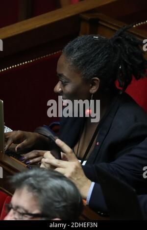 Daniele Obono Mitglied des Parlaments von La France Insoumise während einer Sitzung der "Fragen an die Regierung" bei der französischen Nationalversammlung in Paris, Frankreich am 14. November 2017. Foto von Henri Szwarc/ABACAPRESS.COM Stockfoto