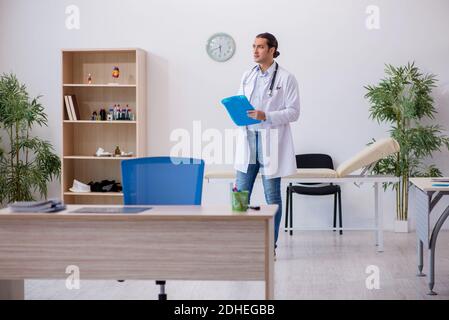 Junge männliche Arzt in der Klinik arbeiten Stockfoto