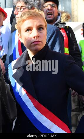 Clementine Autain während einer Demonstration zur Unterstützung von 9 Mitarbeitern des PSA Peugeot Poissy-Werks, die beschuldigt wurden, am 2017 16. November vor dem Obergericht in Versailles bei Paris einen Vorgesetzten in der Nähe von Paris einsperren zu lassen. 2017. Foto von Christian Liewig/ABACAPRESS.COM Stockfoto