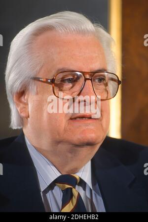 WASHINGTON, DC, USA, 16. APRIL 1997 - US-Repräsentant Henry Hyde (R-Illinois) während der Anhörung des Ausschusses. Stockfoto