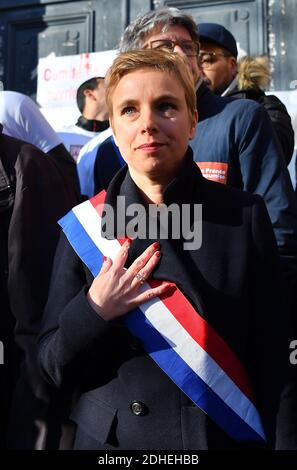 Clementine Autain während einer Demonstration zur Unterstützung von 9 Mitarbeitern des PSA Peugeot Poissy-Werks, die beschuldigt wurden, am 2017 16. November vor dem Obergericht in Versailles bei Paris einen Vorgesetzten in der Nähe von Paris einsperren zu lassen. 2017. Foto von Christian Liewig/ABACAPRESS.COM Stockfoto