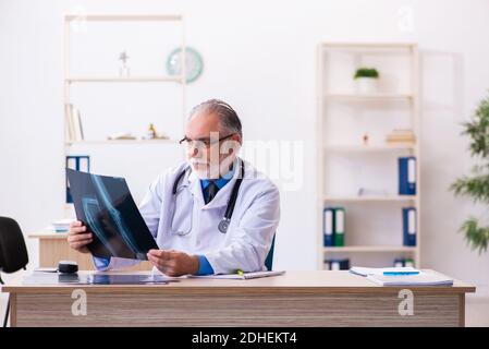 Alter männlicher Arzt Radiologe, der im Krankenhaus arbeitet Stockfoto
