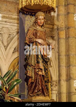 Statue der schwangeren Jungfrau Maria (Virgen de la Esperanza) in der Kathedrale Santa Maria de Leon - Leon, Kastilien und Leon, Spanien Stockfoto