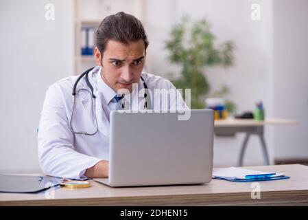 Junge männliche Arzt in der Telemedizin Konzept Stockfoto