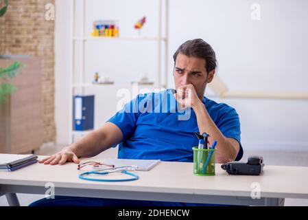 Junge männliche Arzt in der Klinik arbeiten Stockfoto