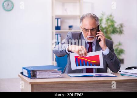Erfahrener männlicher Mitarbeiter, der im Büro arbeitet Stockfoto