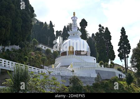 Blick auf die Friedenspagode, Darjeeling, eine buddhistische Stupa, erbaut unter der Leitung von Nichidatsu Fuji, als Schrein des Weltfriedens Stockfoto