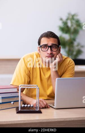 Junge männliche Student Physik Vorbereitung für Prüfungen im Klassenzimmer Stockfoto