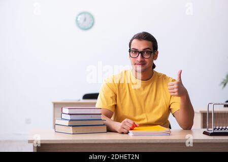 Junge männliche Student Physik Vorbereitung für Prüfungen im Klassenzimmer Stockfoto