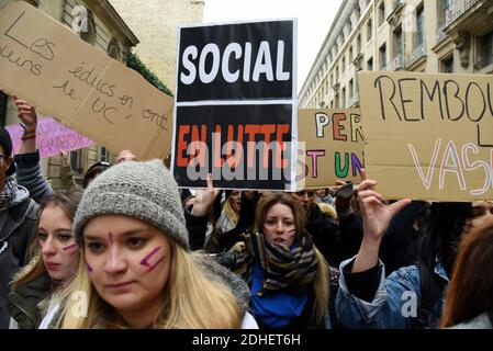 Ein Protestler hält ein Schild während einer Demonstration, die von Sozialarbeitern und Beschäftigten des Gesundheitswesens am 20. November 2017 in Paris, Frankreich, organisiert wurde, um die Reformen des Sozialsektors anzuprangern, einschließlich der Sparpolitik, die die Finanzierung von Projekten des Sozialsektors sowie die Gehälter der Arbeitnehmer kürzen. Foto von Alain Apaydin/ABACAPRESS.COM Stockfoto