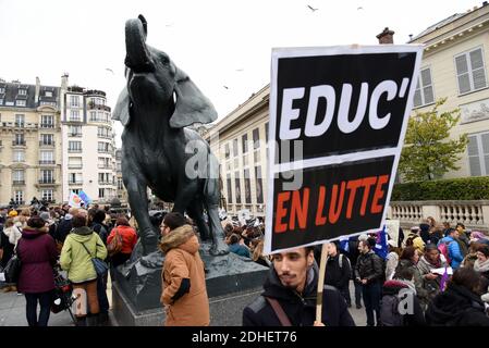 Ein Protestler hält ein Schild während einer Demonstration, die von Sozialarbeitern und Beschäftigten des Gesundheitswesens am 20. November 2017 in Paris, Frankreich, organisiert wurde, um die Reformen des Sozialsektors anzuprangern, einschließlich der Sparpolitik, die die Finanzierung von Projekten des Sozialsektors sowie die Gehälter der Arbeitnehmer kürzen. Foto von Alain Apaydin/ABACAPRESS.COM Stockfoto