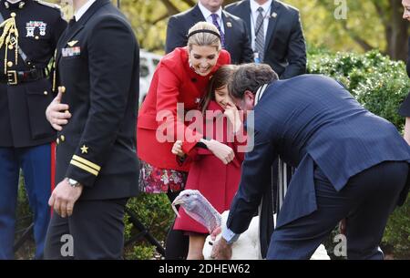 Ivanka Trump mit ihrem Kind Arabella Rose Kushner , wirft einen genaueren Blick auf "Rumstick", die nationale Thanksgiving-Türkei während einer Zeremonie im Rosengarten des Weißen Hauses 21. November 2017 in Washington, DC, USA. Foto von Olivier Douliery/ABACAPRESS.COM Stockfoto