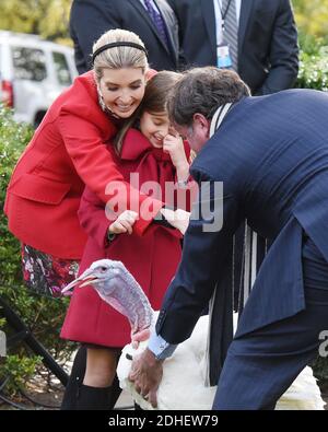 Ivanka Trump und ihr Kind Arabella Rose Kushner werfen einen genaueren Blick auf 'Rumstick', die nationale Thanksgiving-Türkei, während einer Zeremonie im Rosengarten des Weißen Hauses am 21. November 2017 in Washington, DC, USA. Foto von Olivier Douliery/ABACAPRESS.COM Stockfoto