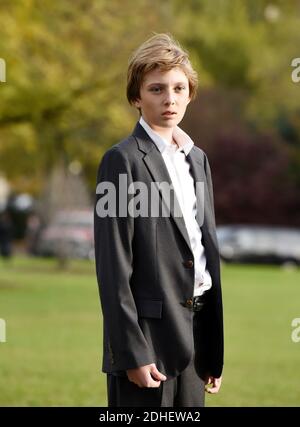 Barron Trump schaut weiter, bevor er das Weiße Haus am 21. November 2017 in Washington, DC, USA verlässt. Foto von Olivier Douliery/ABACAPRESS.COM Stockfoto