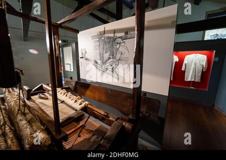Alter handgemachter Webstuhl für die Arbeit mit Leinen im Leinenmuseum Museu do Linho de Várzea de Calde in Varzea de Calde, Portugal Stockfoto