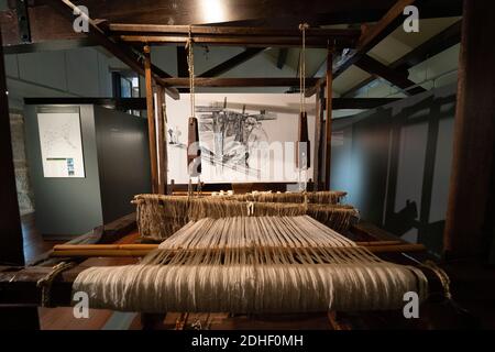 Alter handgemachter Webstuhl für die Arbeit mit Leinen im Leinenmuseum Museu do Linho de Várzea de Calde in Varzea de Calde, Portugal Stockfoto