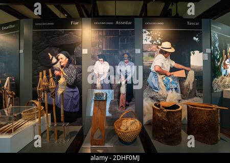 Werkzeuge für die Arbeit mit Leinen im Leinenmuseum Museu do Linho de Várzea de Calde in Varzea de Calde, Portugal Stockfoto